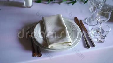 <strong>宴会</strong>装饰的桌子，有餐具。 <strong>宴会</strong>厅的婚礼装饰.. 提供节日餐桌、餐盘、餐巾纸